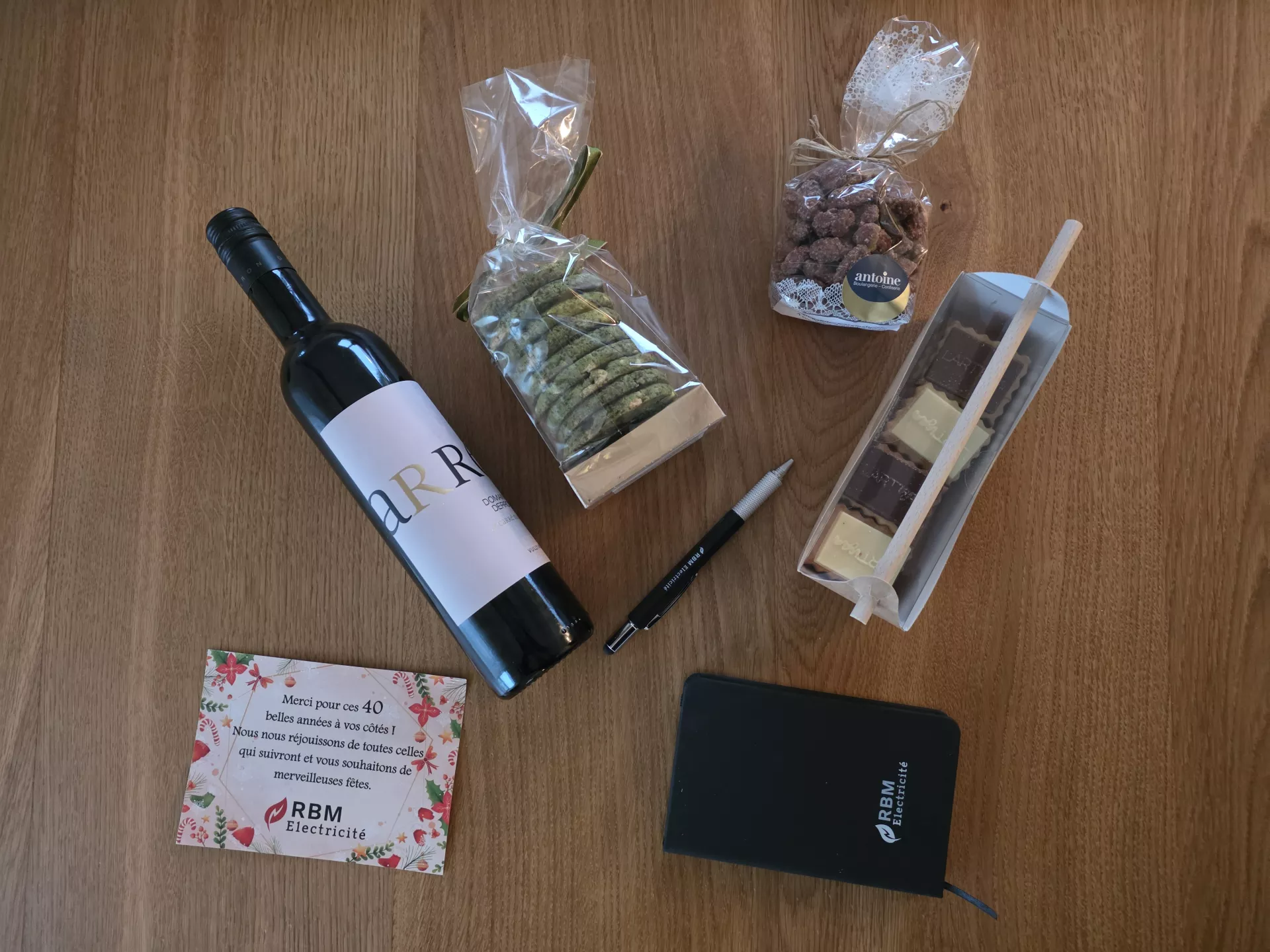 Assemblage de cadeaux d'entreprise dans un coffret personnalisé